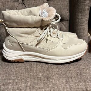 Eddie Bauer Balasana Women's Winter Boots size 8 NWT